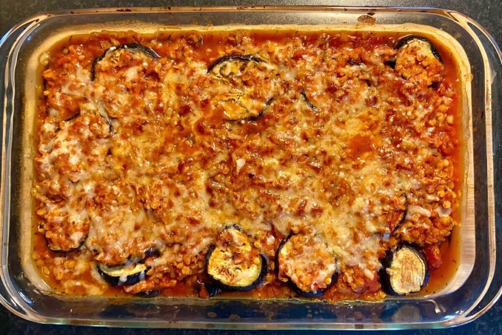 Μελιτζάνες με πατάτες και φέτα στο φούρνο